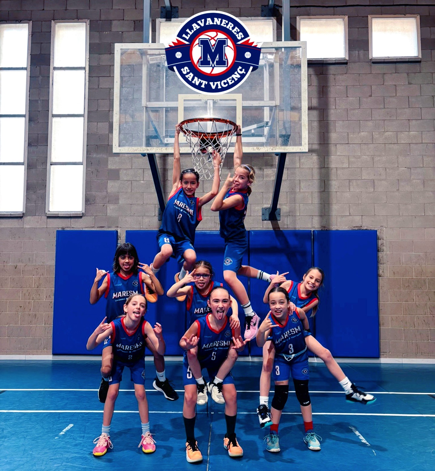 Equip sota la cistella